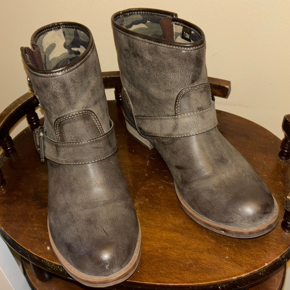 Shi by Journeys ankle boots gray size 7.5